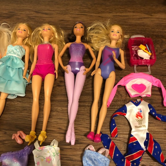 HUGE Barbie lot with 7 dolls, clothes, accessories - Picture 6 of 12